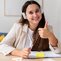 Learner using EDUCLO Learn for online study